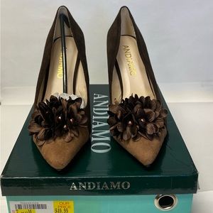 Andiamo Delish Brown Beige Suede Pumps Heels Size 7.5 M